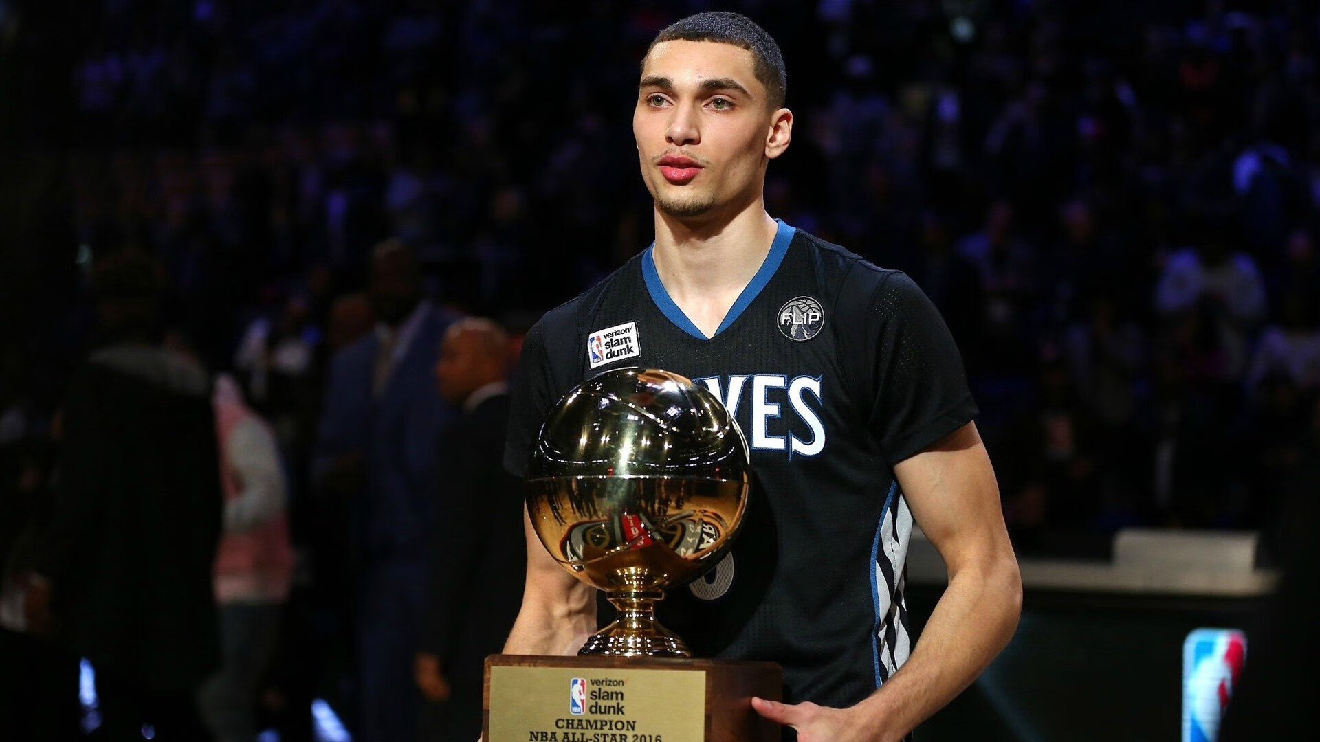 爱游戏中心-今晚体坛重磅三重奏，跨界大乱斗、黄潜备战NBA、罗马强势反弹、巴萨紧急沟通